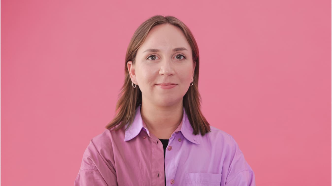 Porträt einer Frau vor rosa Hintergrund