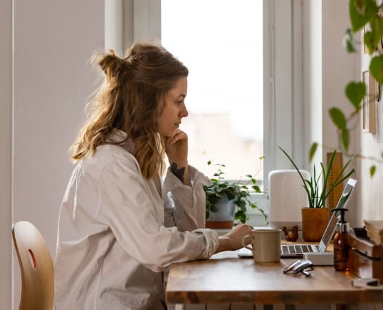 Frau, die am Laptop arbeitet