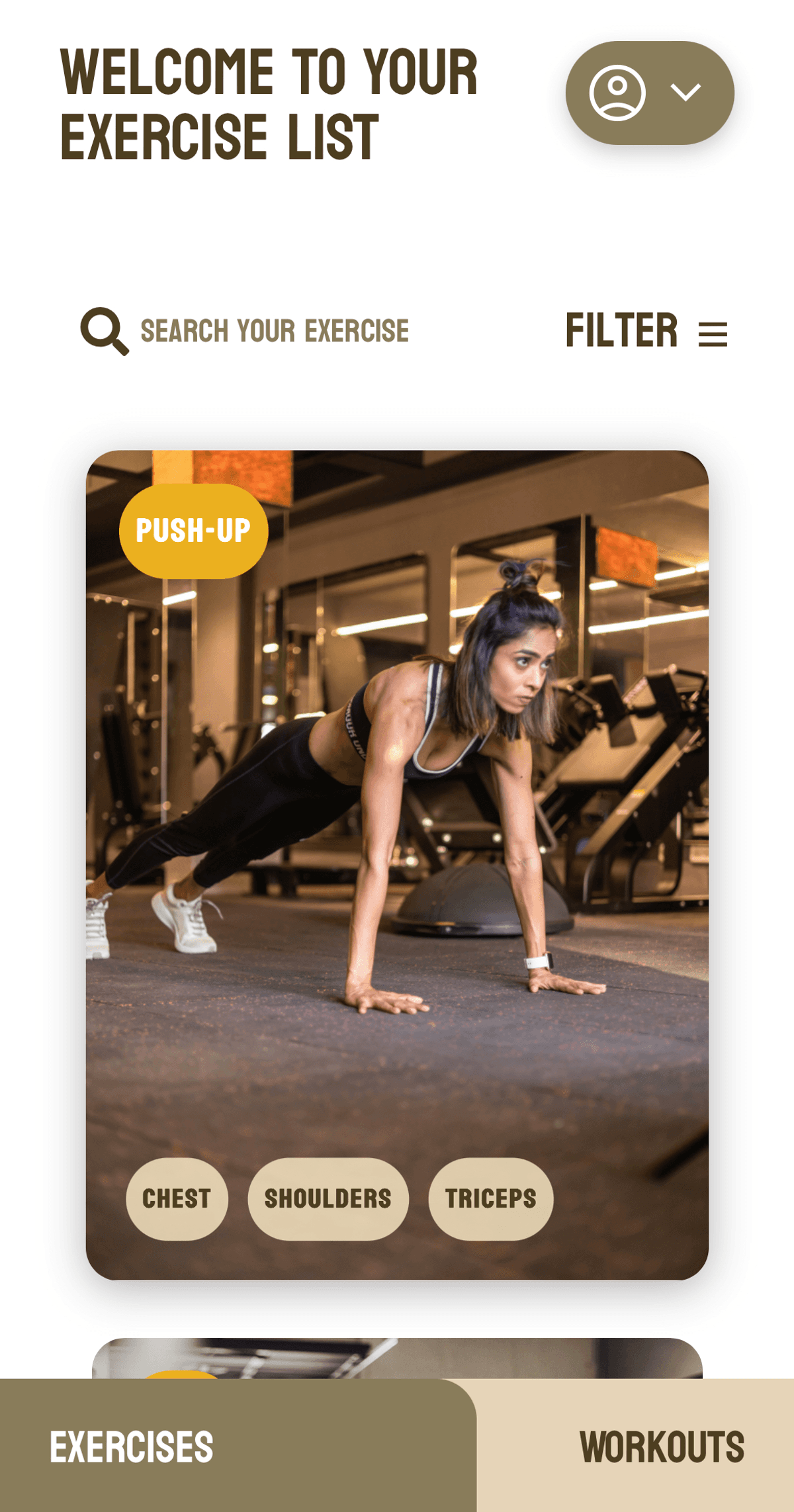 Frau macht Liegestütze im Fitnessstudio.