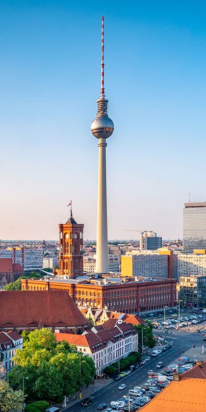 Fernsehturm und Stadtpanorama von Berlin bei klarem Himmel.