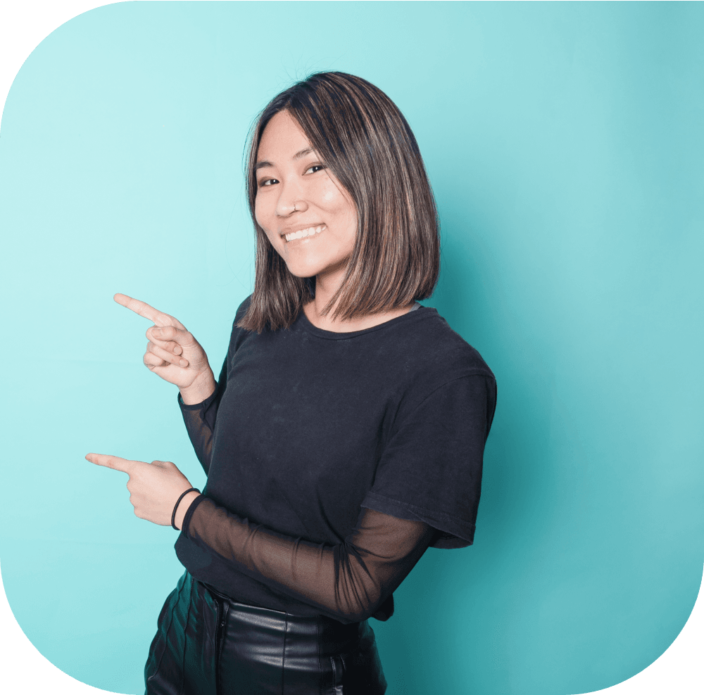 Frau zeigt nach links vor blauem Hintergrund