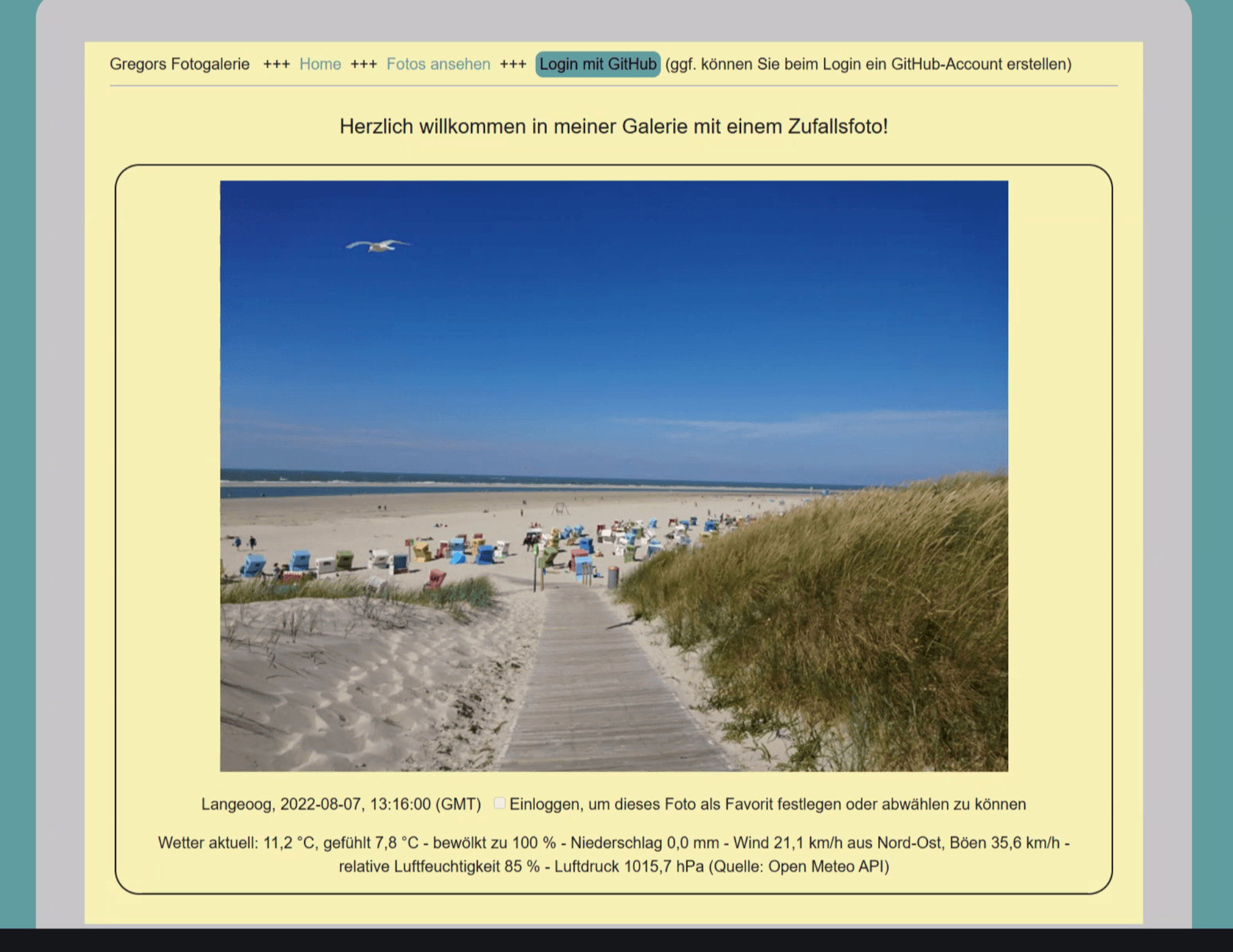 Strand mit Strandkörben und blauem Himmel