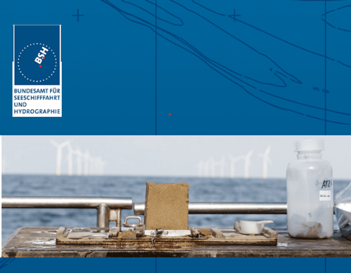 Hydrographische Messausrüstung auf einem Schiff mit Logo des Bundesamts für Seeschifffahrt und Hydrographie