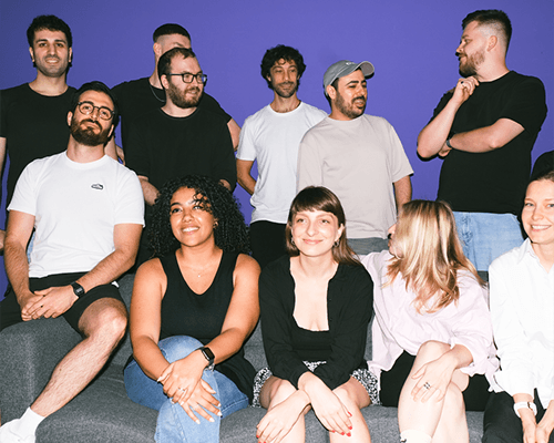 Gruppe von Menschen, die zusammen sitzen und lachen